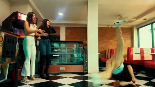 Yeik-Lawson-Rodriguez-Costa-Ricas-Call-Center-Rap-Breakdancing-commerical-4.png